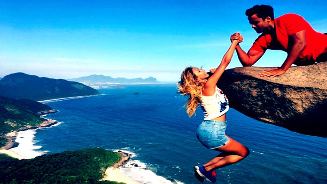 Ekstrem, Wisatawan Berfoto Menantang Maut di Tebing Bebatuan