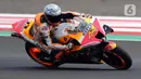 Pembalap Repsol Honda Team, Pol Espargaro saat sesi kualifikasi MotoGP di Pertamina Mandalika International Street Sirkuit, Nusa Tenggara Barat, Sabtu (22/3/2022). (Liputan6.com/Helmi Fithriansyah)