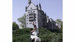 Sepasang pengantin bergaya di replika mini kastil gaya Jerman di Beijing World Park (AFP Photo/STR)