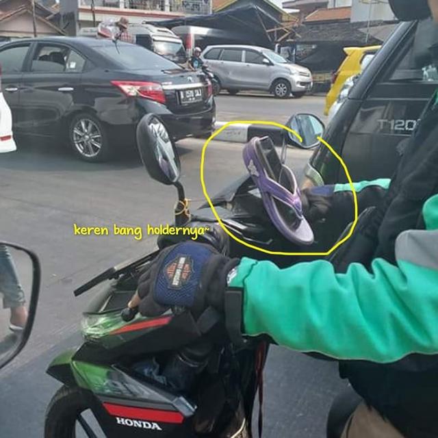 6 Potret Sandal Jepit Jadi Holder HP Ojol Ini Kocak, Bikin Tepuk Jidat