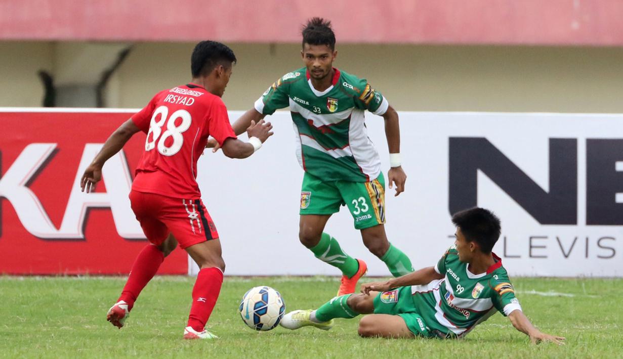 Pemain Mitra Kukar, Yogi Rahardian, melakukan tekel ke pemain Semen Padang, Irsyad, pada lanjutan Grup D Piala Jenderal Sudirman 2015 di Stadion Manahan, Solo, Selasa (15/12/2015). (Bola.com/Nicklas Hanoatubun)