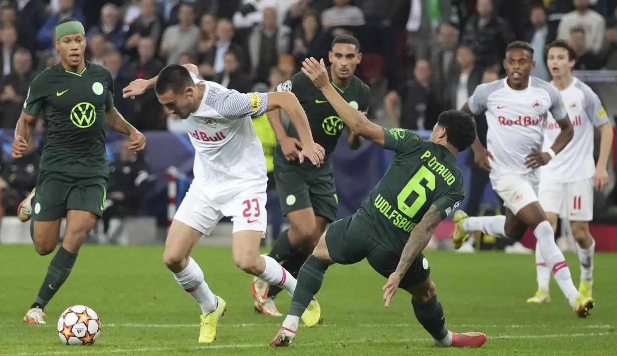 Penyerang RB Salzburg, Roko Simic berusaha mengontrol bola dari kawalan pemain Wolfsburg, Paulo Otavio pada pertandingan Grup G Liga Champions di stadion Salzburg, Austria, Rabu (20/10/2021). Kini Salzburg berada diperingkat pertama klasemen dengan tujuh poin. (AP Photo/Matthias Schrader)