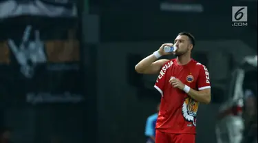 Pemain depan Persija, Marko Simic beristirahat di pinggir lapangan karena kaus yang dikenakan robek pada bagian lengan saat laga persahabatan melawan Selangor FA di Stadion Patriot Candrabhaga, Bekasi, Kamis (6/9). (Liputan6.com/Helmi Fithriansyah)