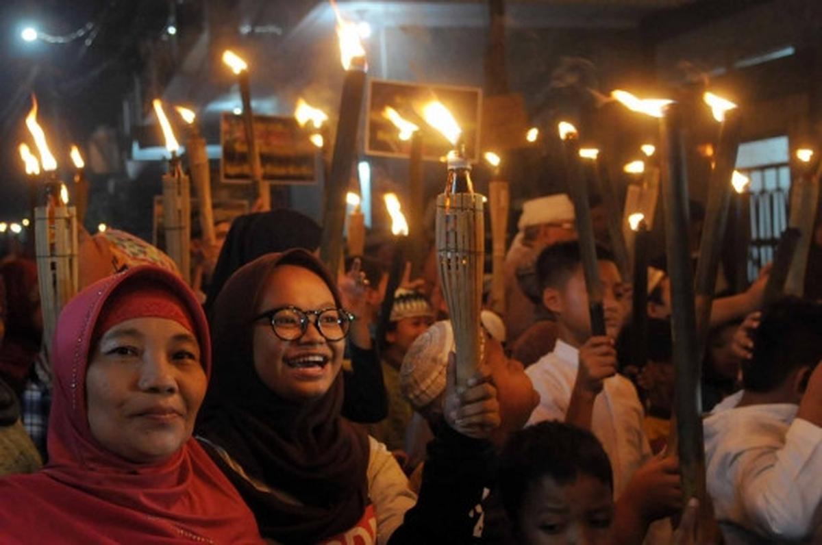 Pawai obor dan kembang api meriahkan malam tahun baru 1437 Hijriah