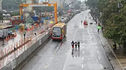 Hujan yang mengguyur Ibukota sejak semalam hingga pagi membuat kawasan CFD sepi pengunjung, Jakarta, Minggu (28/2/2016). Tampak sejumlah warga tetap berktivitas di kawasan CFD. (Liputan6.com/Immanuel Antonius)
