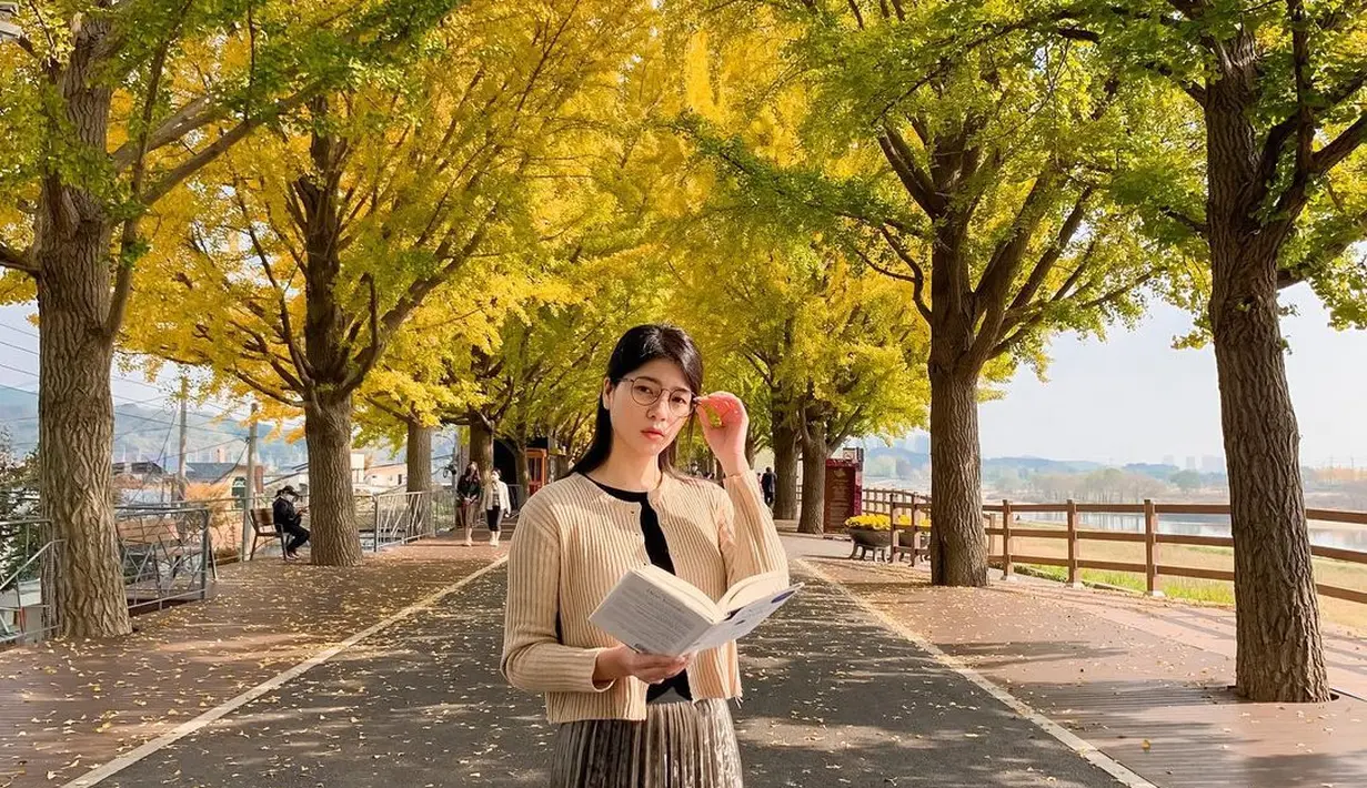 Kardigan juga menjadi fashion item Korea wajib punya yang pastinya ada di lemari kita. [IG @amelia_tantono]