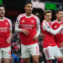 Mengapa William Saliba Tak Muncul pada Foto Tim Arsenal Musim 2026/2027?