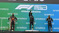 Lewis Hamilton naik podium F1 GP Hungaria, Minggu (19/7/2020). (Joe Klamar / AFP / POOL)