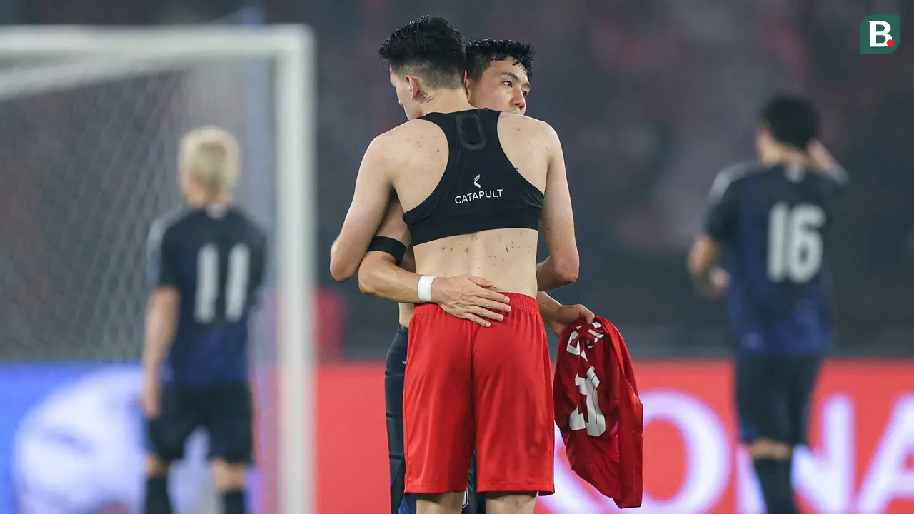 Foto: Sama-Sama Berkarier di Liga Inggris, Justin Hubner dan Wataru Endo Saling Tukar Jersey setelah Laga Timnas Indonesia Vs Jepang