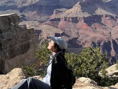 Liburan ke Negeri Paman Sam, Gege Elisa mengunjungi Grand Canyon. Dalam momen liburan tersebut, Gege tampil dengan busana kasual yang terlihat menawan. Melihat indahnya Grand Canyon, banyak momen diabadikan di media sosial Instagram(Liputan6.com/IG/@gegeelisa94)