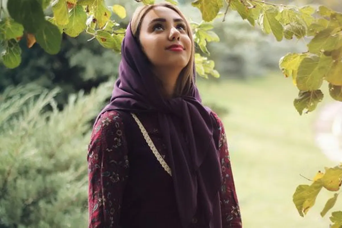 Model Baju Lebaran Warna Burgundy (credit: unsplash/Mohammadreza Nasimi)