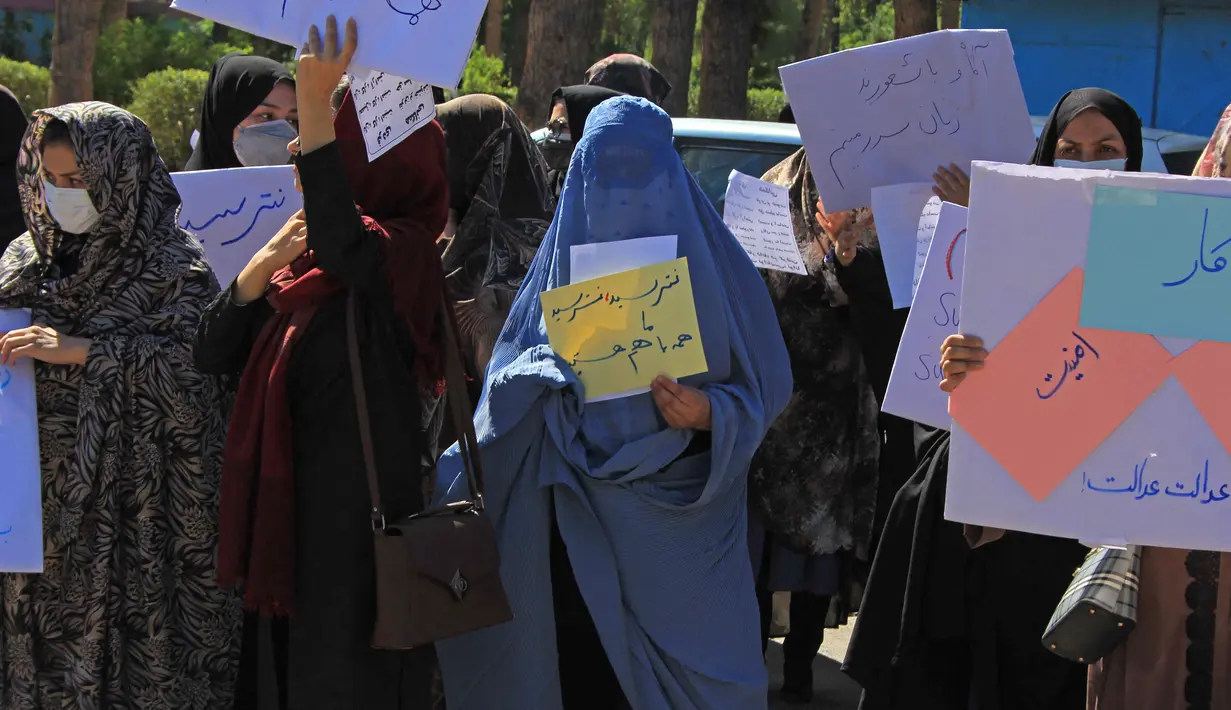 Aksi sekelompok wanita saat berunjuk rasa di Herat, Afghanistan, Kamis (2/9/2021). Para pengunjuk rasa mendesak Taliban menghormati hak-hak kaum perempuan, termasuk menempuh pendidikan. (AFP Photo)