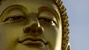 Patung Buddha raksasa setinggi 69 meter berdiri di kuil Wat Paknam Phasi Charoen di pinggiran Bangkok, Thailand pada Selasa (12/10/2021). Dana pembangunan patung diperoleh dari sumbangan 500 juta baht atau setara 228 miliar rupiah. (Jack TAYLOR / AFP)