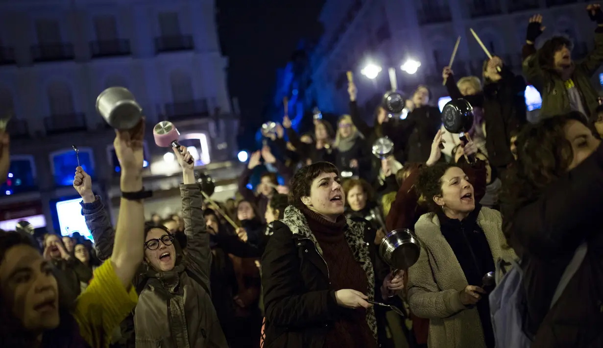 Demonstran melakukan mogok kerja dengan menggelar protes untuk memperingati Hari Perempuan Internasional di Pamplona, Spanyol, Kamis (8/3). Kaum wanita itu melawan kekerasan, pelecehan dan ketimpangan upah dengan turun ke jalan. (AP/Alvaro Barrientos)