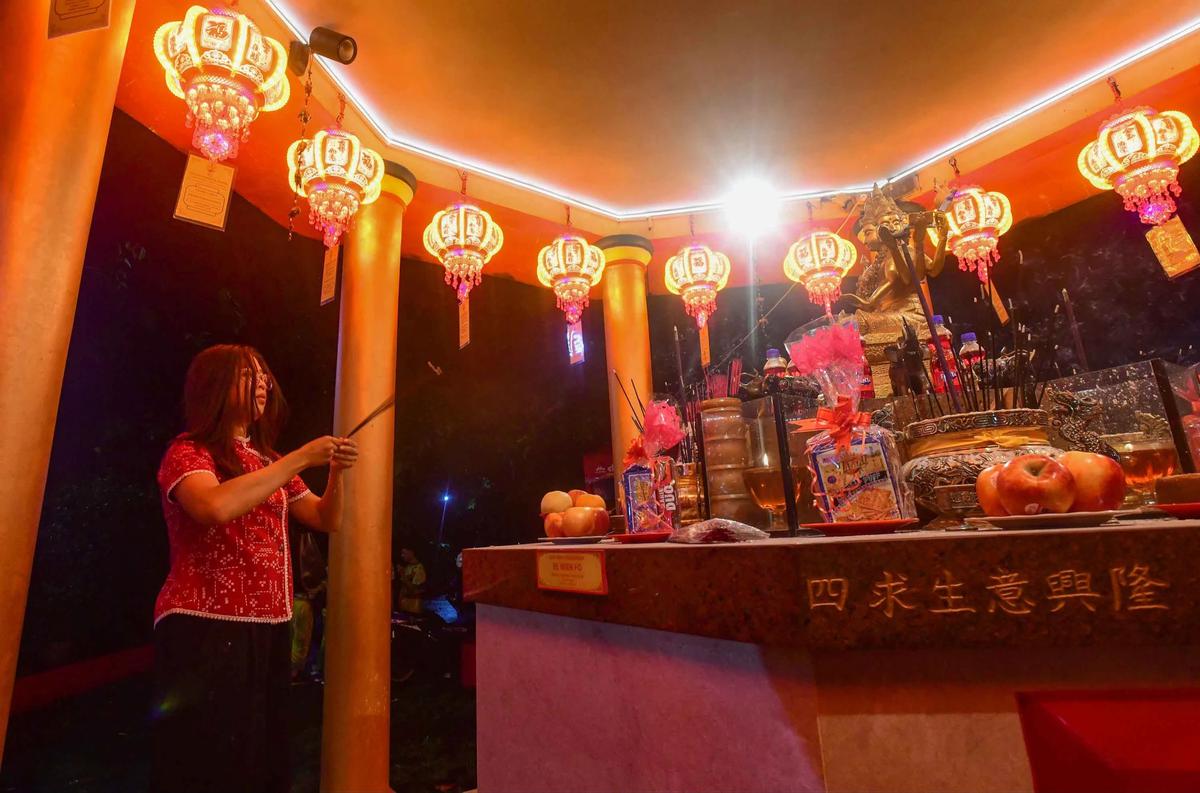 FOTO: Khidmat Sembahyang Malam Imlek di Wihara Kwan In Thang Tangerang Selatan
