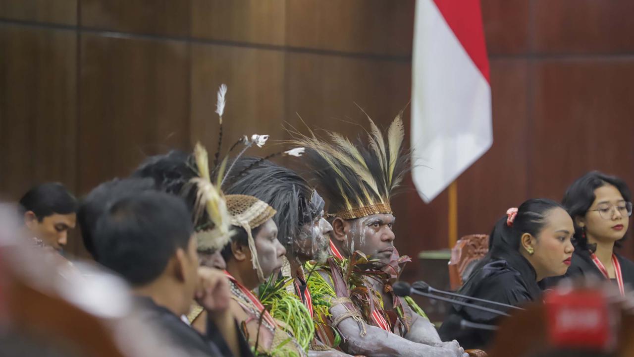 FOTO: Geram PSN Gugat Pasal Proyek Strategis Nasional, Gelar Doa Adat di MK