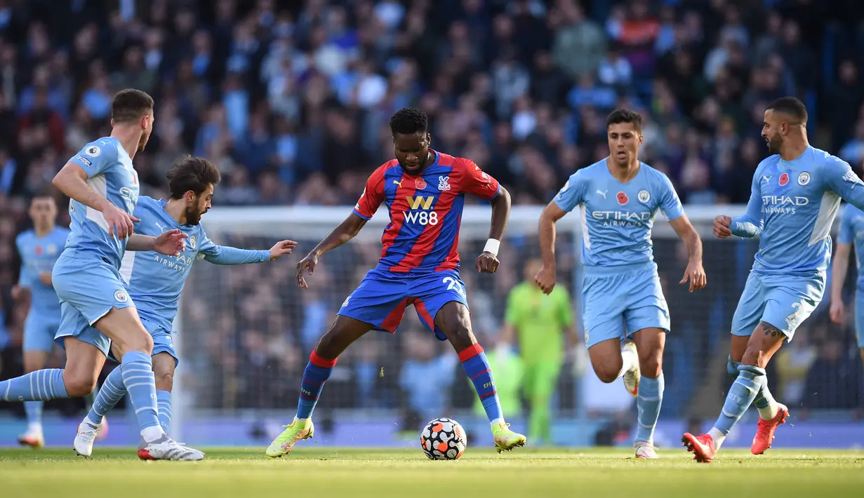 Pemain Crystal Palace Odsonne Edouard (tengah) dikelilingi pemain Manchester City pada pertandingan Liga Inggris di Etihad Stadium, Manchester, Inggris, 30 Oktober 2021. Crystal Palace menang 2-0. (Oli SCARFF/AFP)