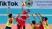 Pemain Timnas Voli Putra Indonesia, Rivan Nurmulki (tengah) melakukan spike pada laga final SEA Games 2021 melawan tuan rumah Vietnam yang berlangsung di Dai Yan Sports Arena, Quang Ninh Vietnam, Minggu, 22 Mei 2022. Skuat asuhan Jiang Jie berhasil menang telak dengan skor 3-0 (25-22, 25-18, dan 25-15). (Foto: Kemenpora/PP SIWO PWI/Erly Bahtiar)