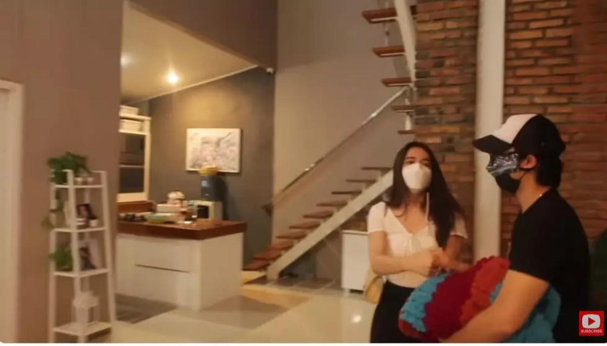 5 Potret Dapur Mungil Bryan Domani, Homey Bernuansa Putih & Kayu - Mawar de Jongh Pernah Diajak Masak di Sana