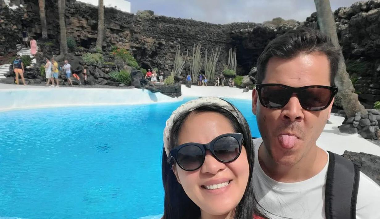 Air tetap menjadi pilihan Gracia Indri dan Jeffry untuk menjadi latar belakang foto mereka. Meski hanya kolam renang tapi wajah keduanya tetap ceria (Foto: Instagram/@graciaz14)