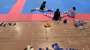 Para atlet Taekwondo Indonesia bersantai sejenak usai berlatih di GOR Popki, Cibubur (13/7/2017). (Bola.com/Nicklas Hanoatubun)