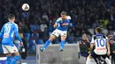 Penyerang Napoli, Dries Mertens menyundul bola saat menjamu Atalanta dalam laga pekan kesepuluh Liga Italia di Stadion San Paolo, Naples, Rabu (30/10/2019). Laga sengit Napoli vs Atalanta berakhir tanpa pemenang dengan skor 2-2. (Ciro Fusco/ANSA via AP)