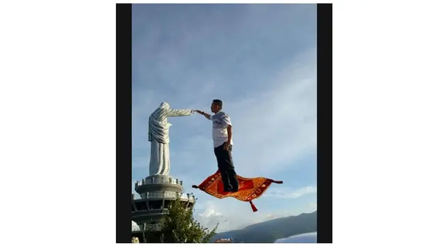 Editan Foto Pria Sentuh Tangan Patung Ini Kocak Banget