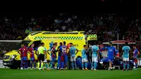 Bek Barcelona, Ronald Araujo, mengalami geger otak setelah adu kepala dengan Gavi pada laga kontra Celta Vigo di Camp Nou, Rabu (11/5/2022) dini hari WIB.&nbsp;(AP Photo/Joan Monfort)