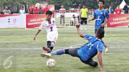Sejumlah pemain beraksi di kompetisi sepak bola AIA Championship di Jakarta, Minggu (28/2/2016). Kompetisi digelar untuk mencari tim yang akan bergabung dengan Bambang Pamungkas pada kompetisi regional AIA Championship. (Liputan6.com/Immanuel Antonius) 