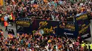Sejumlah pemain dan staf Barcelona saat merayakan juara Liga Spanyol yang ke-24 diatas bus terbuka di sepanjang jalan Barcelona , Spanyol , 15 Mei 2016. Barcelona memastikan gelar juara setelah menang 3-0 atas Granada. (REUTERS / Albert Gea)