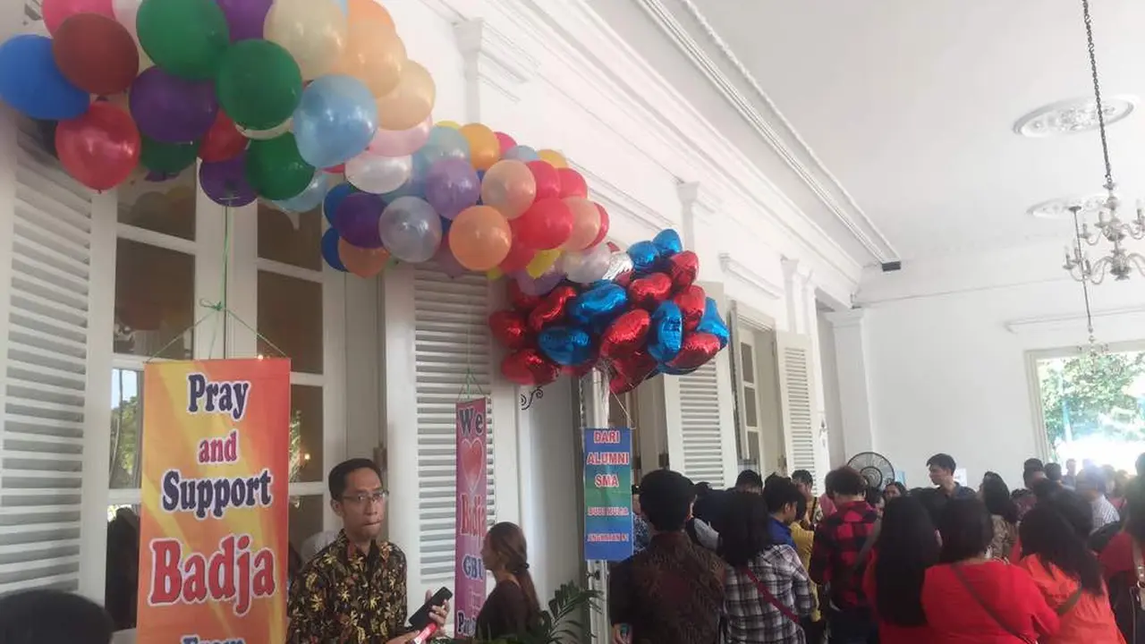 Selain karangan bunga, ada juga balon untuk Ahok - Djarot