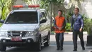 Bendahara Umum KONI Jhonny E Awuy (kiri) tiba di Gedung KPK, Jakarta, Senin (7/1). Jhonny diperiksa sebagai tersangka terkait dugaan suap dana hibah sebesar Rp 17 miliar dari Kemenpora ke KONI. (Merdeka.com/Dwi Narwoko)