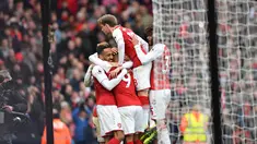 Pemain Arsenal merayakan gol yang diciptakan Pierre-Emerick Aubameyang saat melawan Stoke City dalam pertandingan Liga Inggris di Stadion Emirates, London (4/1). Arsenal 3-0 menang atas Stoke City. (AFP Photo/Oliver Greenwood)