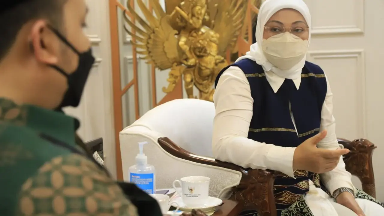 Menteri Ketenagakerjaan Ida Fauziyah saat menerima audiensi Wakil Ketua DPRD Kabupaten Kutai Kartanegara, Kalimantan Timur, Siswo Cahyono di Kantor Kemnaker, Jakarta, Rabu (29/12/2021).