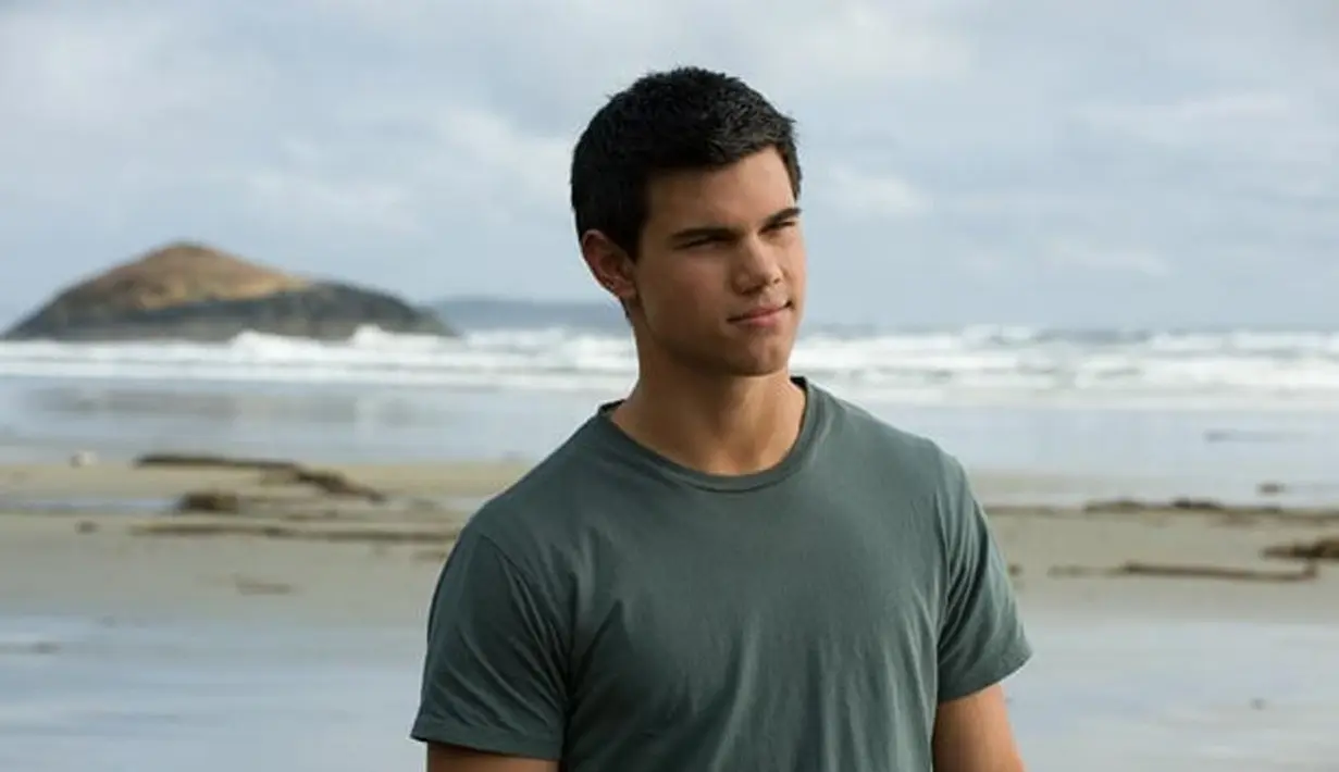 Jacob Black, setia dan sangat sabar menghadapi emosi Bella Swan yang kadang nggak jelas. Siapa sih yang masih bisa baik sama cewek meski sudah jelas-jelas dicampakkan? Bikin gemas banget! (The Telegraph)