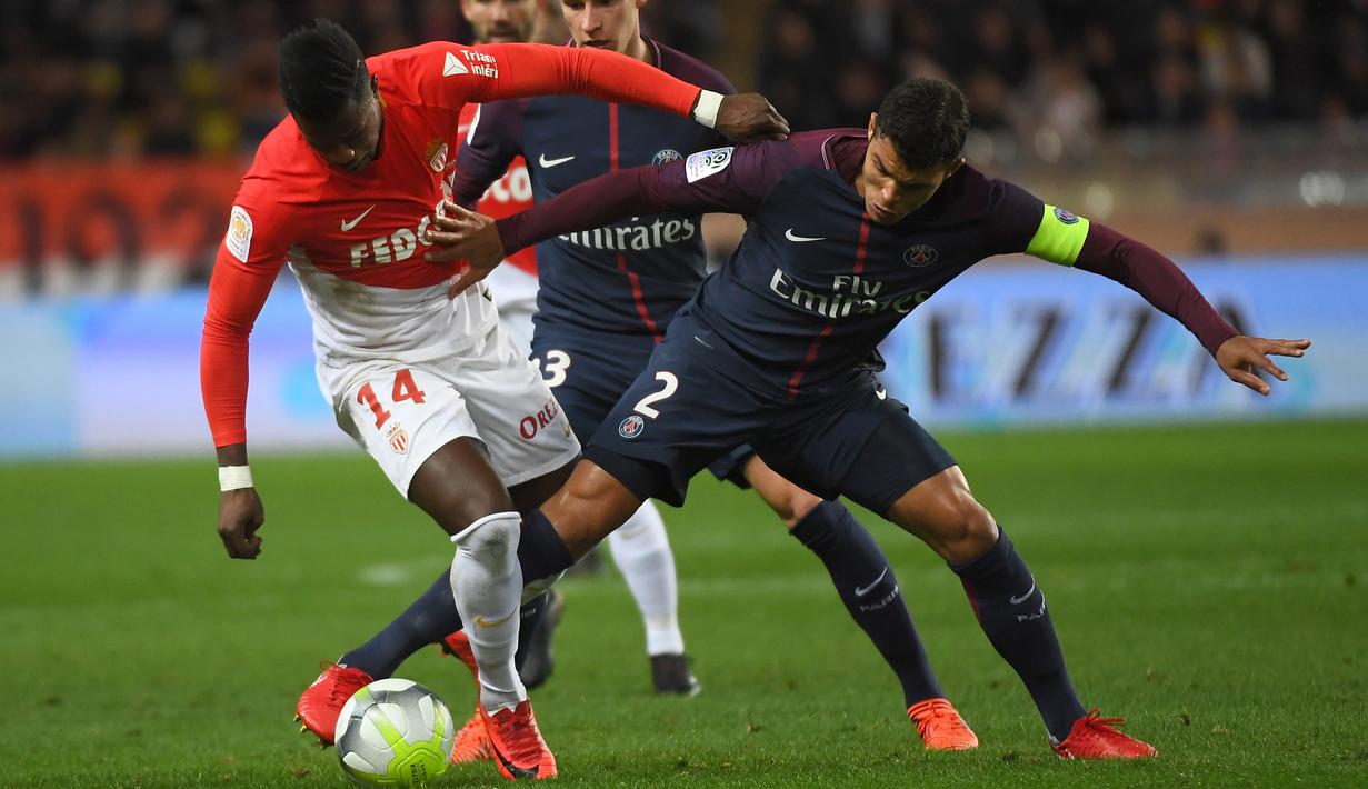 Pemain AS Monaco, Keita Balde Diao (kiri) berebut bola dengan pemain PSG, Thiago Silva pada  anjutan Ligue 1 di Louis II stadium, Monaco, (26/11/2017). PSG menang 2-1. (AFP/Anne-Christine Poujoulat)