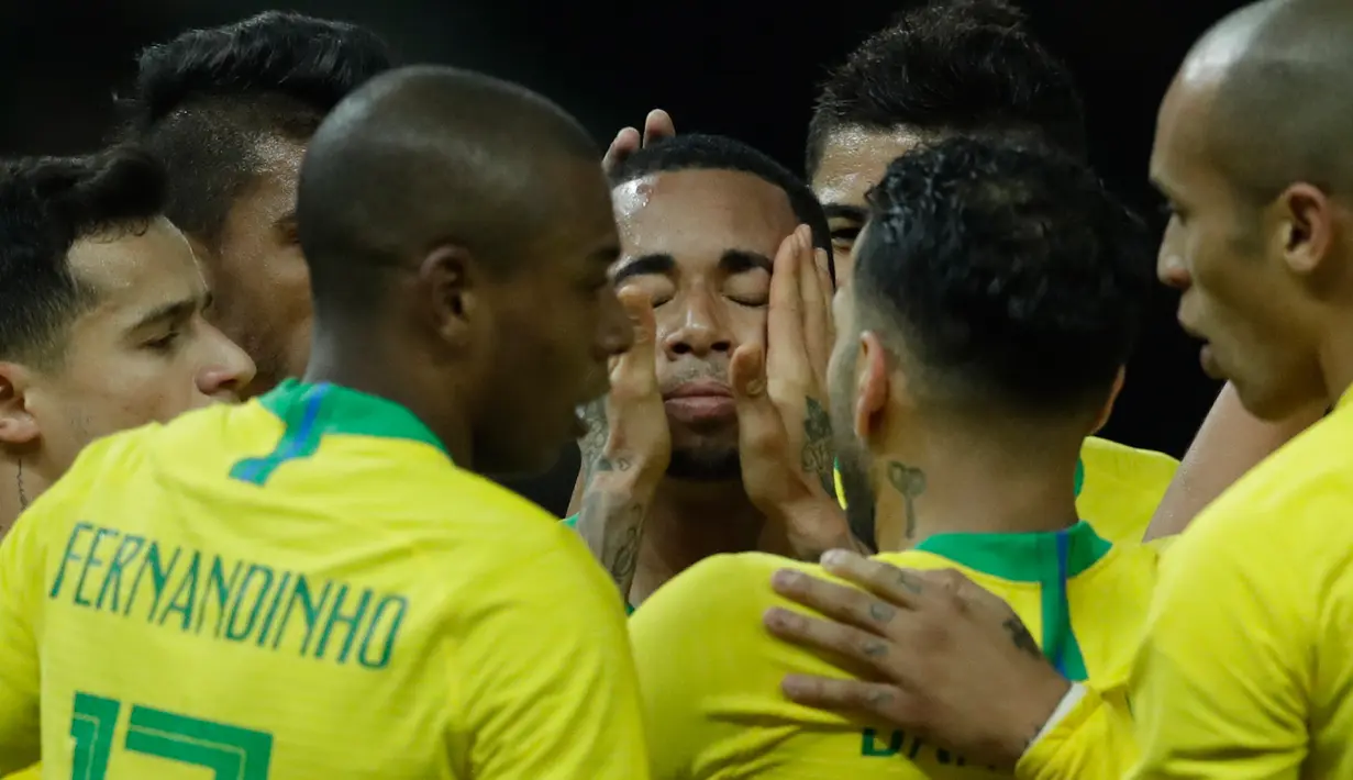 Pemain timnas Brasil, Gabriel Jesus berselebrasi dengan rekan setimnya setelah mencetak gol ke gawang timnas Jerman pada laga uji coba di Olympiastadion Berlin, Selasa (27/3). Brasil menang 1-0 berkat gol tunggal Gabriel Jesus. (AP Photo/Michael Sohn)