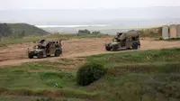 Kendaraan militer Israel melaju di sepanjang perbatasan selatan Israel dengan Jalur Gaza utara pada 20 Maret 2025 [Gil Cohen-Magen/AFP]