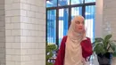 Shireen Sungkar mengenakan atasan kemeja lengan merah dengan corak bunga warna serasi dipadukan bawahan warna putih celana flare serta kerudung warna putih. [@shireensungkar]