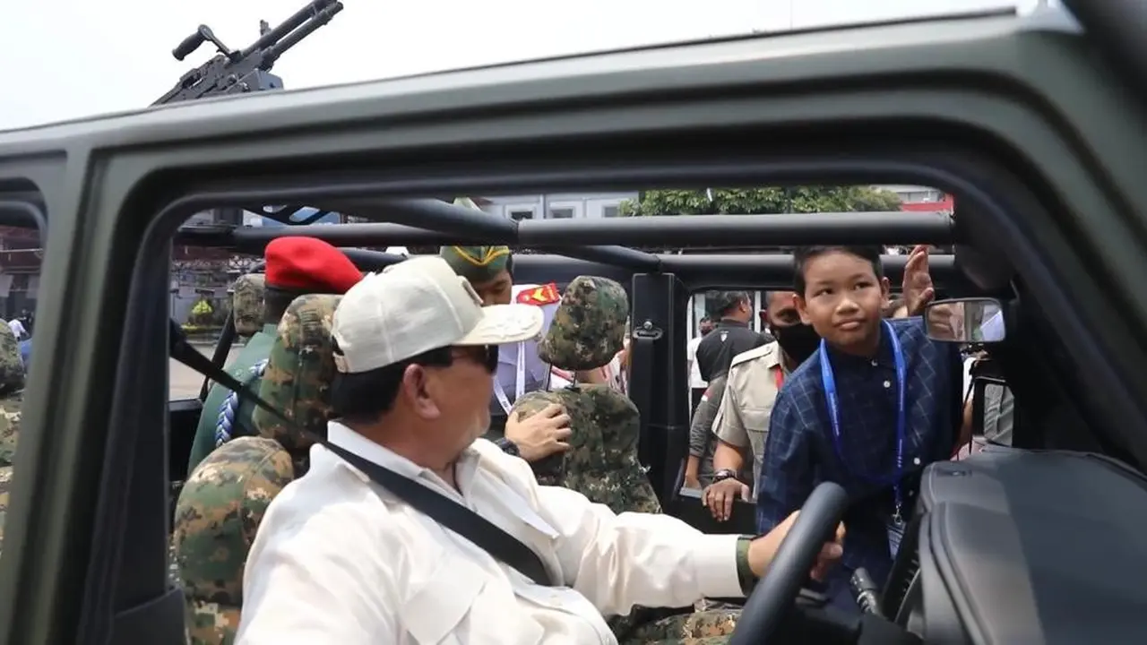Menteri Pertahanan (Menhan) Prabowo Subianto mengajak anak kecil berkeliling kompleks JIExpo Kemayoran menggunakan kendara taktis