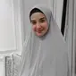 Cantik minimalis, gaya Zaskia Sungkar dengan hijab syar'i sungguh memesona. (Sumber foto: zaskiasungkar15/instagram)
