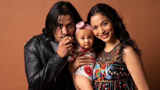 Enggak Menyangka, 6 Seleb Ini Menikah dengan Fans Sendiri