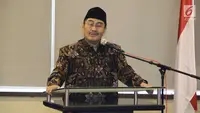 Tokoh Nasional Jimly Assidiqqi, menjadi pembicara dalam seminar Perhimpunan Indonesia Tionghoa (INTI), Prospek Indonesia 2018 di Jakarta, Sabtu (16/12). Seminar membahas berbagai persoalan bangsa antara lain isu sentimen SARA. (Liputan6.com/Iwan)