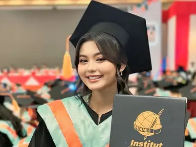 Kenakan jubah dan toga wisuda sembari memegang ijazahnya, kebahagiaan terpancar jelas di wajah Cesen. Meski sibuk jadi ibu dua anak, namun artis berusia 25 tahun ini berhasil selesaikan studinya. Dalam keterangan unggahannya, Cesen bercerita bahwa matanya tengah alami bintitan, namun tak mengurangi pesonanya di hari bahagianya karena dibantu dengan makeup. (Liputan6.com/IG@ceseniy)