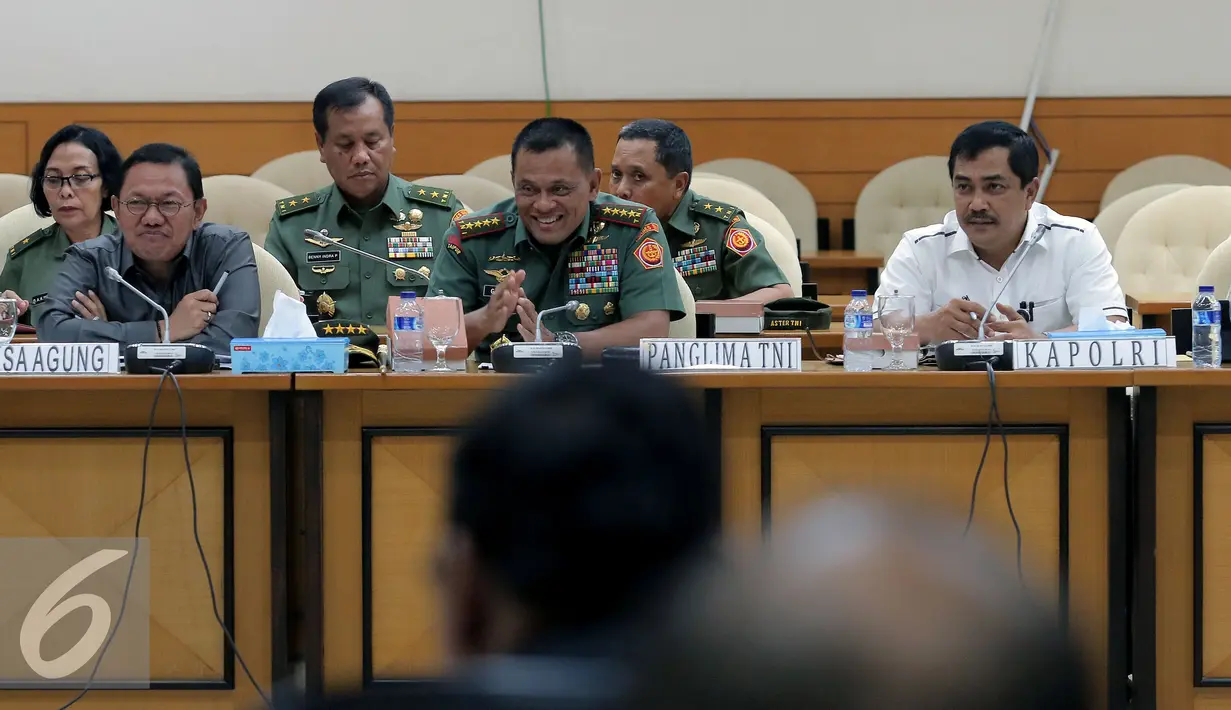 Panglima TNI Jenderal Gatot Nurmantyo (tengah) mengikuti Rapat Dengar Pendapat Umum (RDPU) dengan Panitia Khusus (Pansus) RUU Pemilu di Gedung Nusantara II, Kompleks Parlemen Senayan, Jakarta Pusat, Selasa (13/12). (Liputan6.com/JohanTallo)