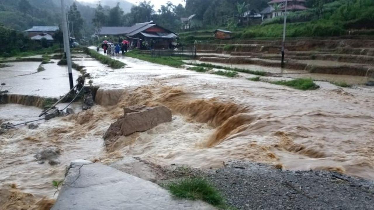 Jalan Provinsi Agam-Limapuluh Kota Terputus Total Akibat Banjir Bandang
