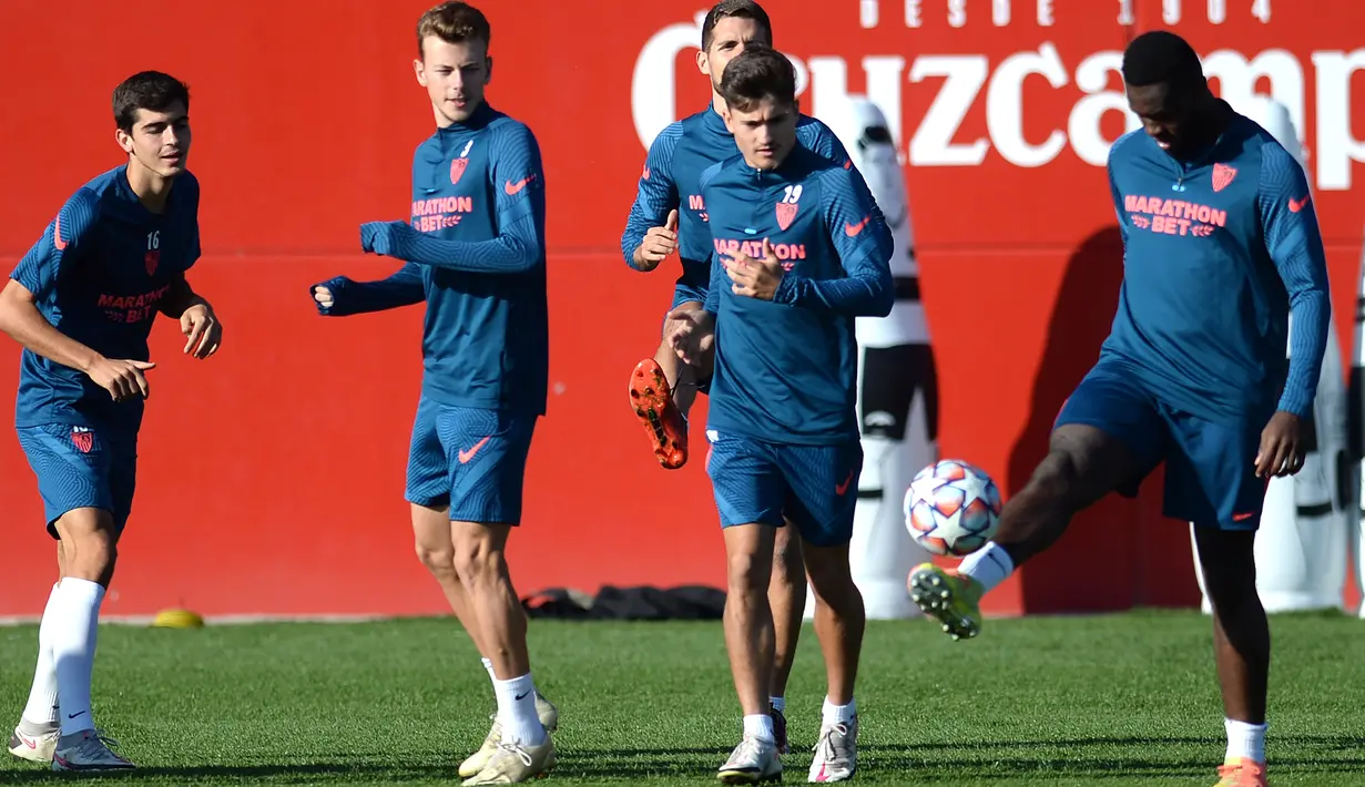 Para pemain Sevilla mengikuti sesi latihan sebelum menjamu Chelsea pada matchday kelima Grup E Liga Champions, di sport City di Seville, Selasa (1/12/2020). Laga Sevilla vs Chelsea akan digelar di Estadio Ramon Sanchez Pizjuan pada Kamis (3/12) dinihari WIB. (CRISTINA QUICLE /AFP)