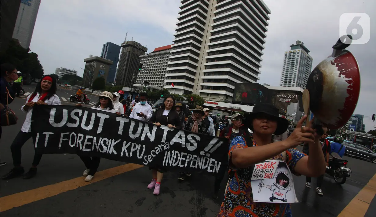 Dalam aksinya, mereka membentangkan spanduk untuk mendesak pelaksanaan uji forensik secara independen terhadap penggunaan IT di KPU. (merdeka.com/Arie Basuki)