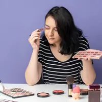 Makeup. (Foto: Freepik/stockking)