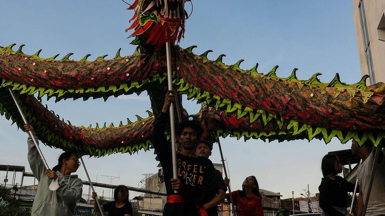 Menjelang perayaan Imlek 2024,&nbsp;Sanggar Shen Lung Jakarta sibuk menggelar latihan bermain barongsai dan liong naga. Latihan tersebut dilakukan setiap sore hari di&nbsp;kawasan Jatinegara, Jakarta, pada Kamis (8/2/2024).&nbsp;Foto: Merdeka.com/Imam Buh